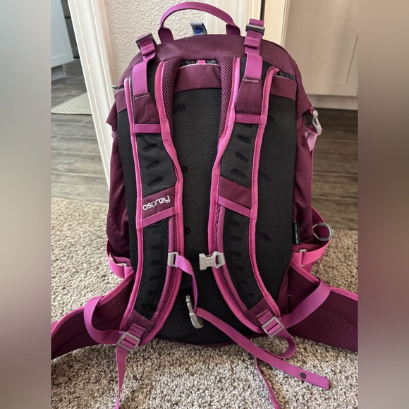 Osprey Skimmer 30 Hydration Pack Backpack with 2.5 L Bladder Insert - Picture 2 of 12